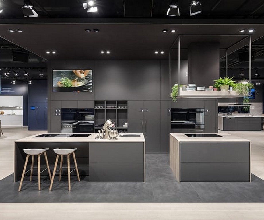 Showroom đồ gia dụng hiện đại có khu vực bếp trưng bày
