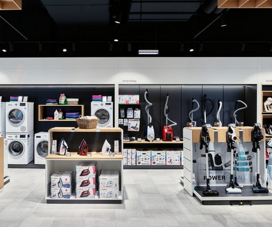 Showroom đồ gia dụng hiện đại có khu vực bếp trưng bày