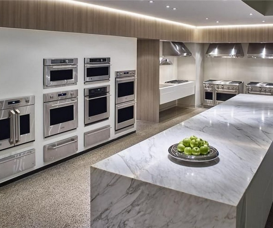 Showroom đồ gia dụng hiện đại có khu vực bếp trưng bày